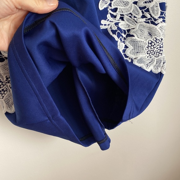 Venus sleeveless Blue and white lace midi dress stretchy. - Picture 7 of 14